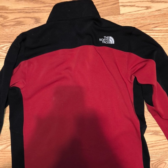 Red and black north face jacket - Picture 4 of 5